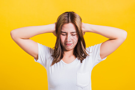 女人的笑容 有闭紧的掌耳朵和手掌女性微笑头发情感女士噪音音乐压力学生女孩图片