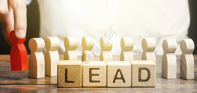 人把领导放在人群的首位 项目领导 任命负责岗位 战略管理规划 分销业务优化 职业晋升到领导岗位图片