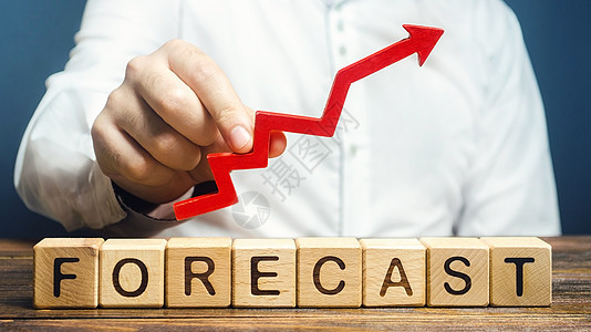 男人在预测词上举起红色箭头 预算盈余 乐观的报价 公司价值的上升 预测事态的进一步发展 高需求 盈利 经济繁荣图片