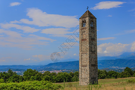 圣马丁的中世纪石钟塔 叫做乔卡隆石头蓝光植被灰色教会拆除树木风景绿色孤独图片