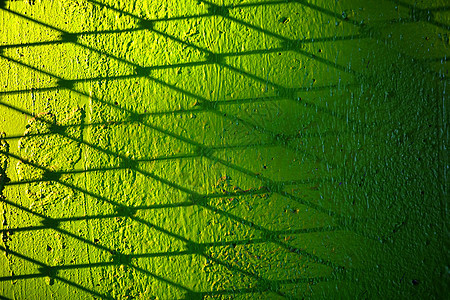 绿色混凝土墙背景上的金属丝栅栏阴影黑色网格白色墙纸障碍地面安全蓝色边界艺术图片