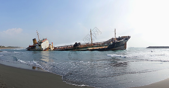 一艘海滩柴油油轮的沉船图片