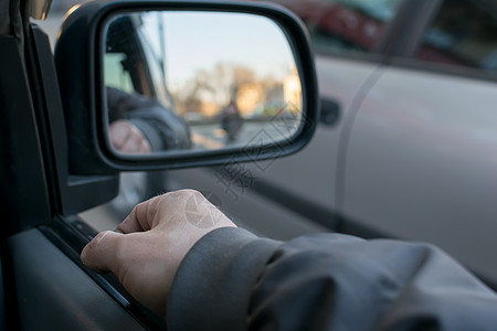 一个男人手放在车门上车辆会议运输司机女孩城市汽车街道镜子旅行图片