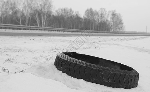 冬季公路路边被损坏的轮胎图片