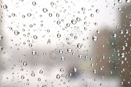 雨天车在寒冬的雨天灰色天气运动下雨驾驶玻璃雨滴建筑物窗户薄雾背景