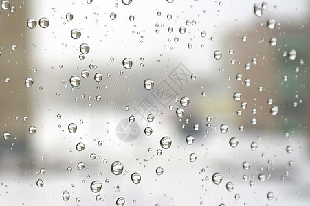 在寒冬的雨天运动驾驶玻璃天空窗户绿色天气雨滴建筑物灰色背景图片