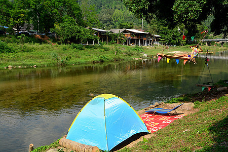 水道难民营的旅游客帐篷冒险活动场地运动蓝色森林远足树叶休息太阳图片