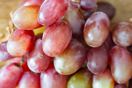 木板上的多彩葡萄水果浆果团体酒厂植物季节食物果汁藤蔓小吃图片