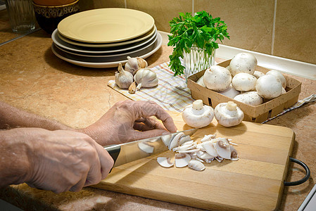 用油 大蒜和煎饼煮熟的香皮尼翁乡村饮食男人桌子厨房木头食物烹饪盘子草本植物图片
