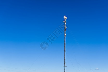 4G 和 5G 蜂窝电信塔 小区基站 无线通信天线发射器 与天线的电信塔反对蓝天背景城市桅杆信号网络互联网电话广播天空金属车站背景图片
