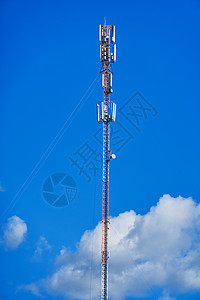 4G 和 5G 蜂窝电信塔 小区基站 无线通信天线发射器 与天线的电信塔反对蓝天背景频率互联网发射机天空网络车站金属桅杆细胞系统图片