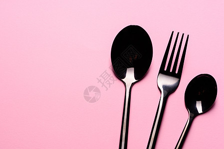粉红色背景上的金属勺子和叉子被孤立 准备吃饭的一套餐具咖啡店服务用具早餐厨具银器餐厅盘子午餐食物图片