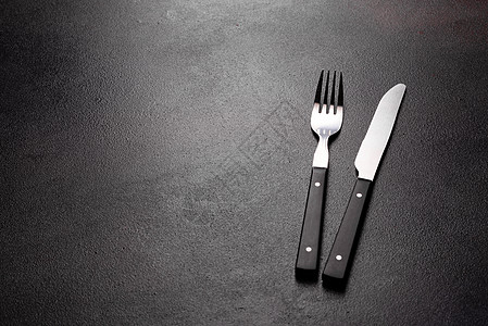 一套已准备好的餐桌软件组 可用黑复制空间用餐桌子银器服务刀具食物金属勺子菜单盘子厨房图片