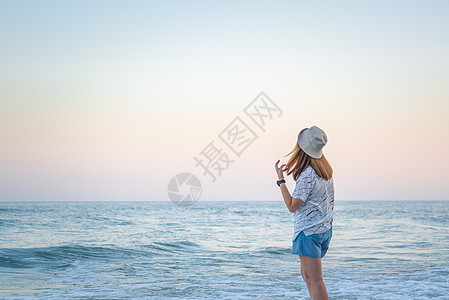 女性在海滨的理念旅行中放松乐趣女士情绪支撑女孩热带生活天空情怀海滩图片