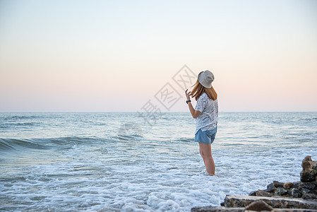 女性在海滨的理念旅行中放松假期海洋幸福生活女孩海岸快乐情怀微笑女士图片