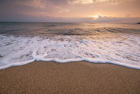 珠海金湾海滩上美丽的热带日出天堂海浪晴天橙子冲浪海岸阳光海洋天空蓝色背景