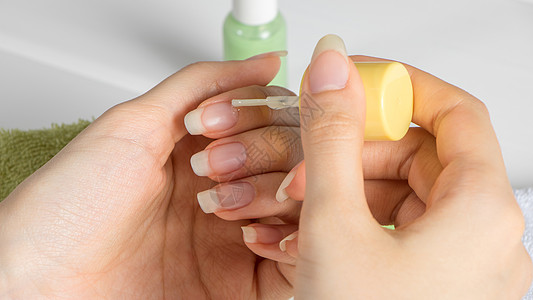 修指甲 把切片油涂到未油漆的指甲上女性身体血清女士程序商业治疗美容化妆品沙龙图片
