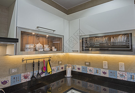 豪华公寓的现代厨房设计图柜台风格装饰房间条形陶器橱柜橱柜门金属家具图片