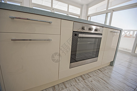在豪华公寓的现代厨房装饰风格庭院家具台面展示奢华电烤箱烤箱玻璃门图片