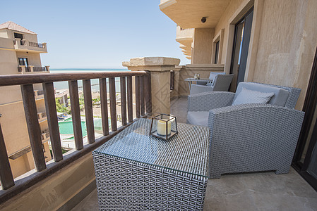 热带豪华公寓内带椅子的露台阳台阳台海景天空海洋桌子家具房子木头栏杆建筑学蓝色图片