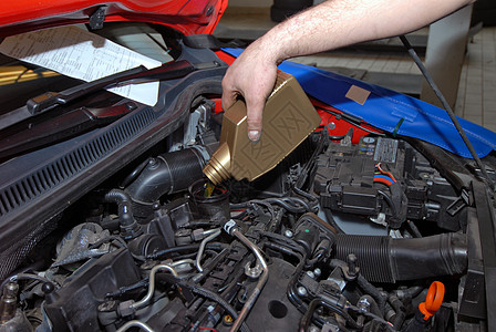 汽车 维护将石油添加到汽车上内涵情况店铺作坊矿物控制瓶子机械润滑油柴油机背景
