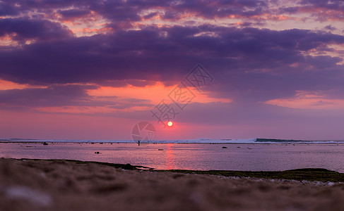 巴厘岛热带日落地平线阳光假期海浪反射橙子金子海滩季节蓝色图片