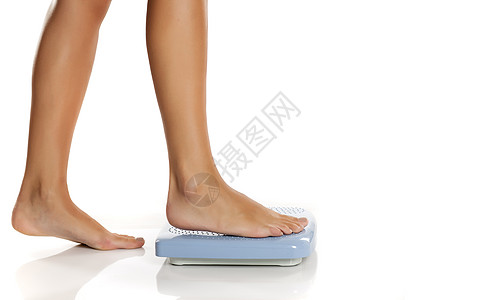 年轻女性在一定比例上站立女孩损失福利白色身体地面成人平衡赤脚测量图片