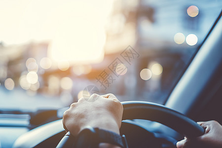 方向盘上的女人手 驾驶汽车背景车辆沥青交通男人商业日落镜子旅行天空控制图片