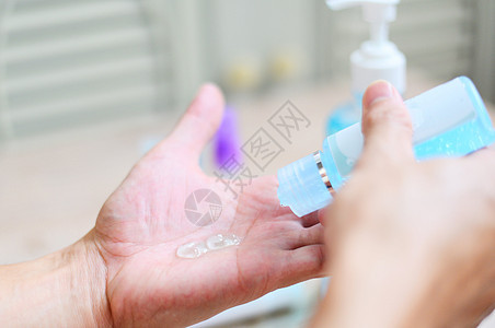 使用防菌洗涤剂肥皂清洗清洁手凝胶合金的人图片