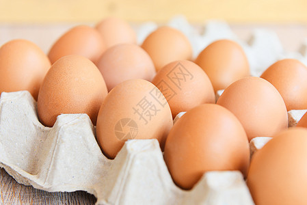 蛋箱中的鸡蛋 木本底特写生鸡e食物农场蛋壳木头桌子早餐动物母鸡杂货干草图片