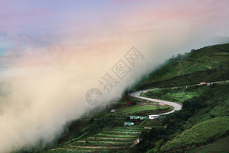 山上美丽的夏日阳光的美丽道路风景和夕阳场景地平线交通木头运输农村太阳日落蓝色自由图片