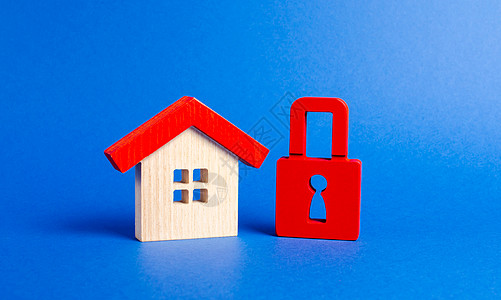 一座木屋和一把红色挂锁 不可用且昂贵的房地产 房屋保险 安全和安全 没收债务 警报系统 没收财产 产权保护图片