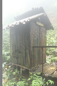 印度尼西亚巴厘岛瀑布瀑布 热带丛林中的竹制建筑用于换衣服 浓厚的白雾笼罩着背景景色植物生长晴天花园小路森林更衣室竹子酒店平房图片