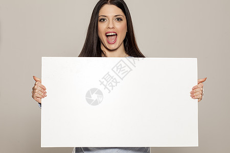 显示空空白纸牌卡号的重度妇女背景卡片白色工作室标语广告女孩木板商业灰色图片
