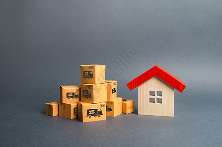 一堆纸板箱和一座木屋 搬到另一个房子或城市的概念 财产运输 货运 送货 安装 人生新阶段的开始图片