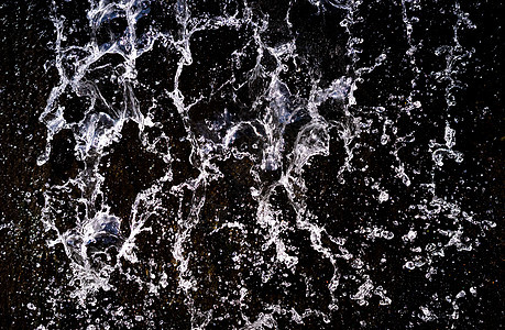黑底水喷发溪流雨滴海浪速度饮食气泡运动宏观圆圈液体图片