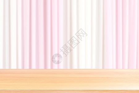 模糊织物婚礼背景上的空木桌地板浅粉色和白色窗帘木桌板空前织物粉红色白色柔软婚礼背景木板在织物背景婚礼上图片