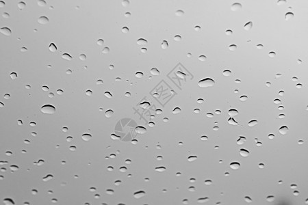 软蓝色自然玻璃上滴水雨 用于抽象的新鲜背景驾驶旅行反射镜子窗户风暴交通天气雨滴反光板图片