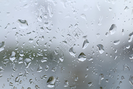 玻璃窗上的雨水滴和雨水凝结雨季图片