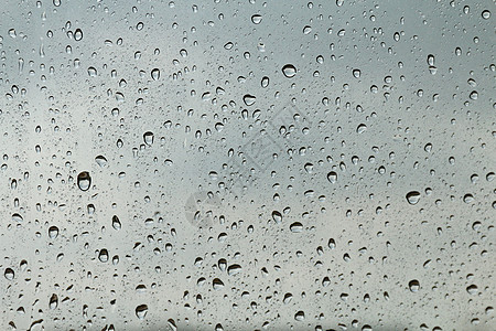窗玻璃质地上的水滴新鲜凝结雨季湿背景冷却感和冷雨滴质地湿透明气泡雨滴湿度反射天气圆圈墙纸蓝色空气液体流动图片