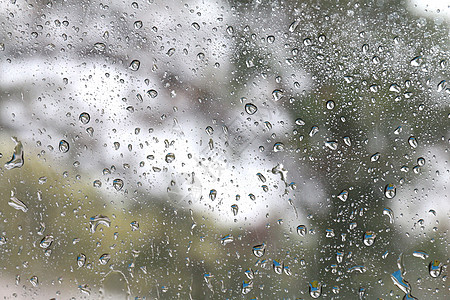 玻璃窗镜玻璃上水雨滴透明度的自然清新湿背景宏观环境蓝色反射湿度流动液体墙纸天气气泡图片