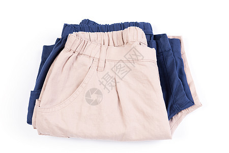 白色背景的一包棕色和蓝色短裤被孤立图片