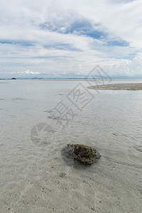 白海滩和蓝天空背景天空海景海滩航程场景天蓝色海洋全景海浪蓝色图片