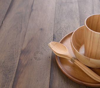木制厨房用具架在木制桌底板上材料木头餐具正方形用具食物摄影桌子玻璃盘子图片