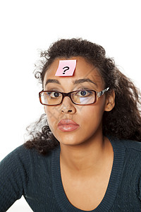 混乱的年轻黑皮肤女人的肖像 用问号思维头发解决方案教育前额女士女性眼镜学生女孩图片