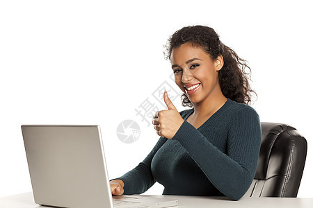 美丽的非洲美裔年轻女士的微笑和积极进取长发拇指电脑化妆品快乐办公室拉丁女孩学生笔记本背景图片