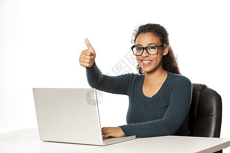 美丽的非洲美裔年轻女士的微笑和积极进取拇指办公室互联网快乐电脑商业笔记本长发衬衫女性背景图片