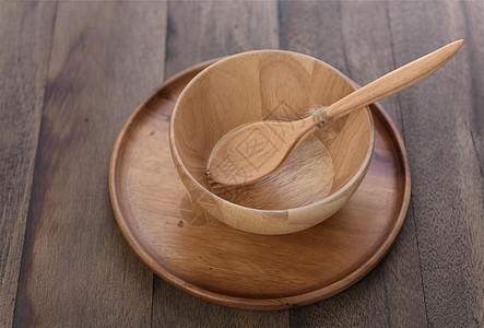 木制厨房用具架在木制桌底板上正方形桌子摄影食物生活手工烹饪勺子盘子餐具图片