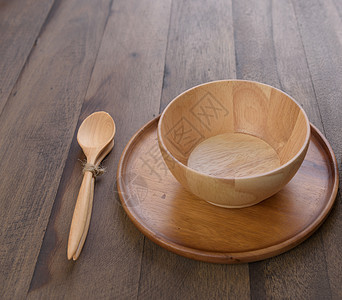 木制厨房用具架在木制桌底板上桌子用具木头勺子生活厨具食物盘子摄影烹饪图片