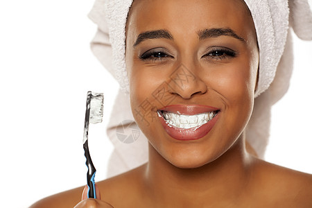 一位带着牙印的 快乐的年轻黑皮肤女人肖像牙齿牙科工作室女孩卫生微笑成人肩膀膀子女士图片